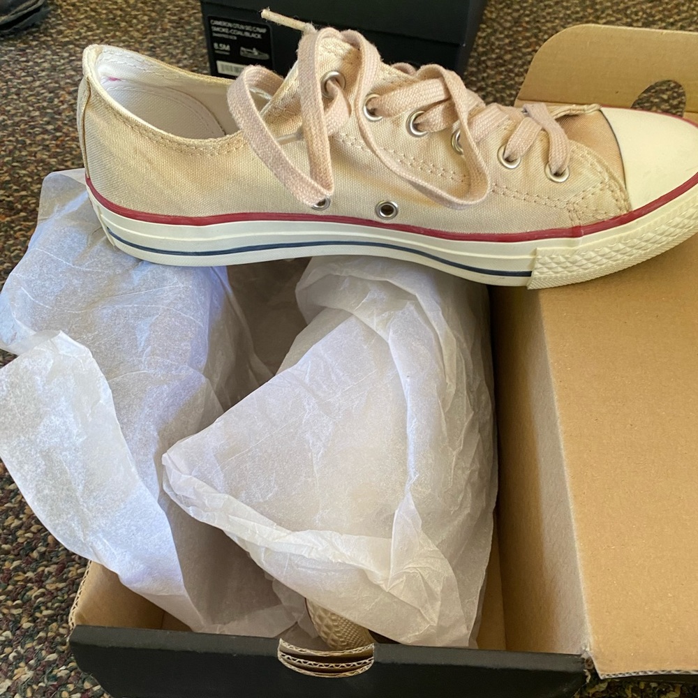 Women’s brand new converse size 8 dark tan bnwt